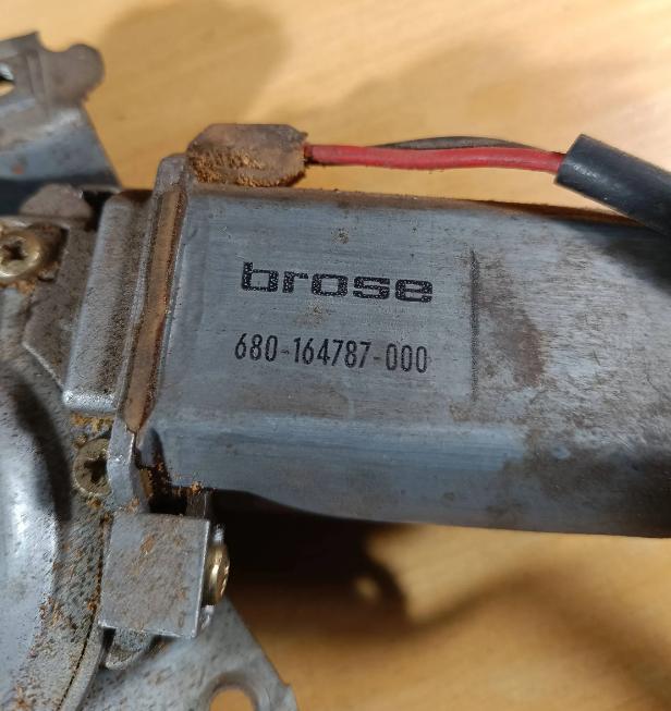 VW PASSAT B3 mechanizmus dvere predné 680164787000