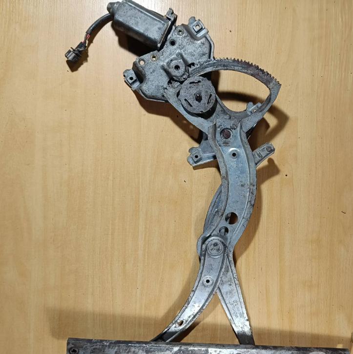 VW PASSAT B3 mechanizmus dvere predné 680164787000