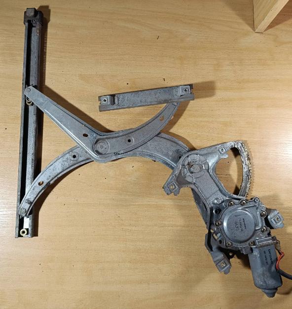 VW PASSAT B3 mechanizmus dvere predné 680164787000