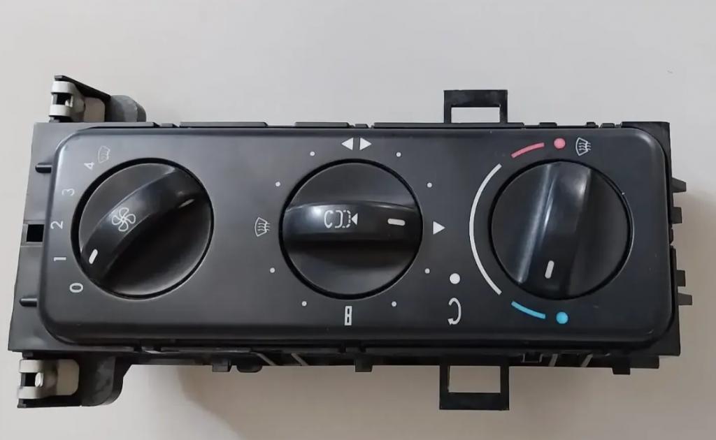 MERCEDES panel kúrenia A0004464728