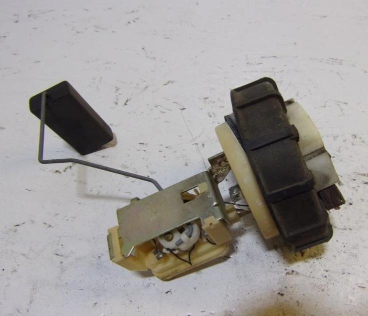 Peugeot 106 1.6 8v 88 HP manual 65 kW 1587 cm3 5- čerpadlo palivo 9606173880