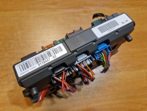 BMW 3 E90 E91 Poistková skrinka 9119447-02