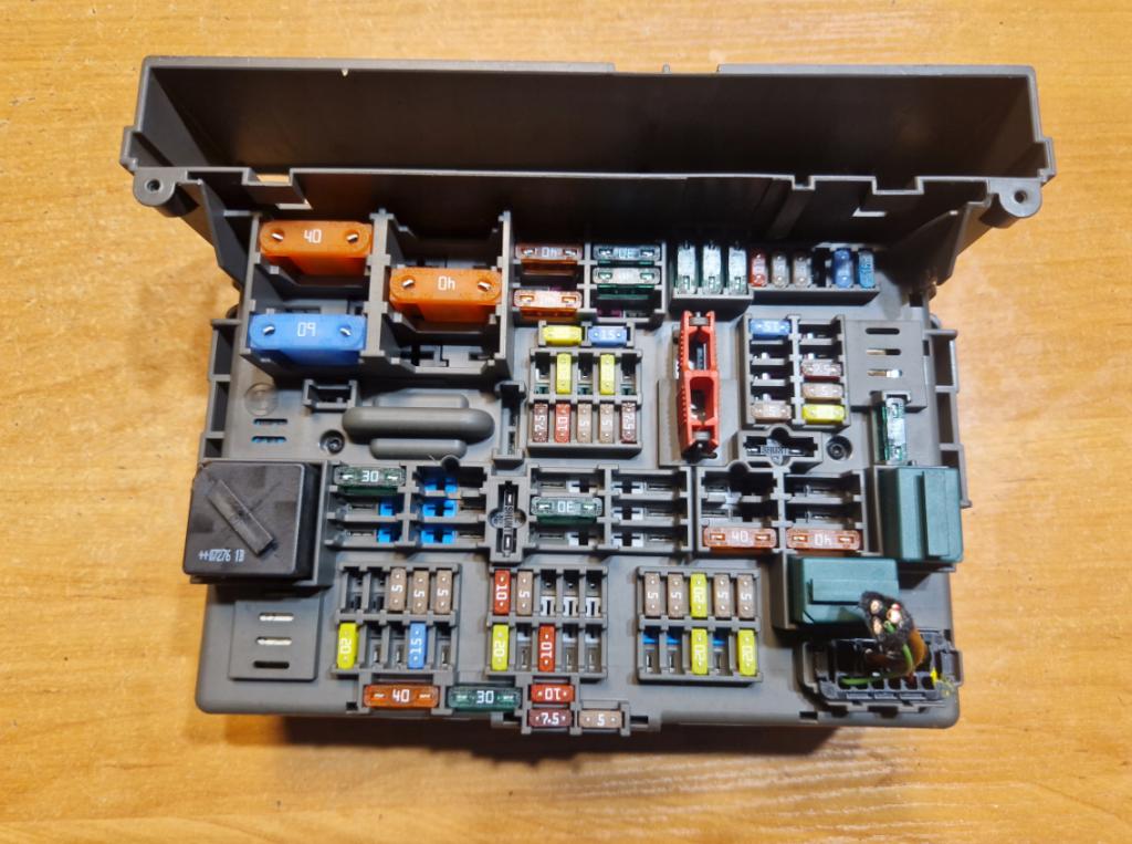 BMW 3 E90 E91 Poistková skrinka 9119447-02
