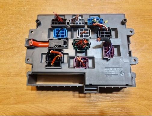 BMW 3 E90 E91 Poistková skrinka 9119447-02