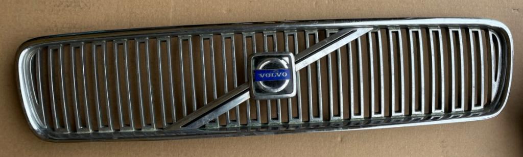 VOLVO V 50 2006 136 kW 1997 Mriežka maska 