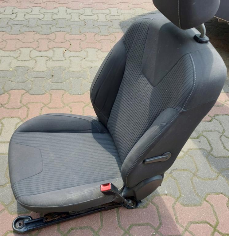 Ford Focus Mk3 2010-2018 1.6 tdci 116 HP manual 85 kW 1560 cm3 5- Sedačka pravá