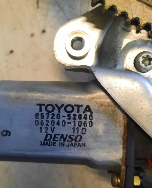 YARIS VERSO Mechanizmus okna ľavy predný  8572052040