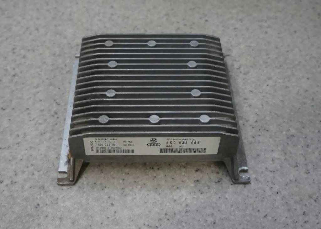 VW Passat CC Audi Skoda Rádio AUDIO ZOSILŇOVAČ BLAUPUNKT 5k0035456