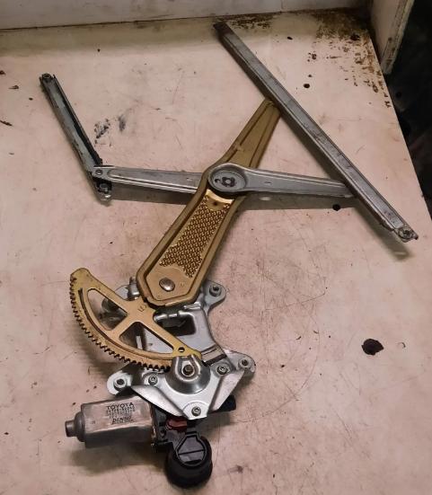 YARIS VERSO Mechanizmus okna ľavy predný  8572052040