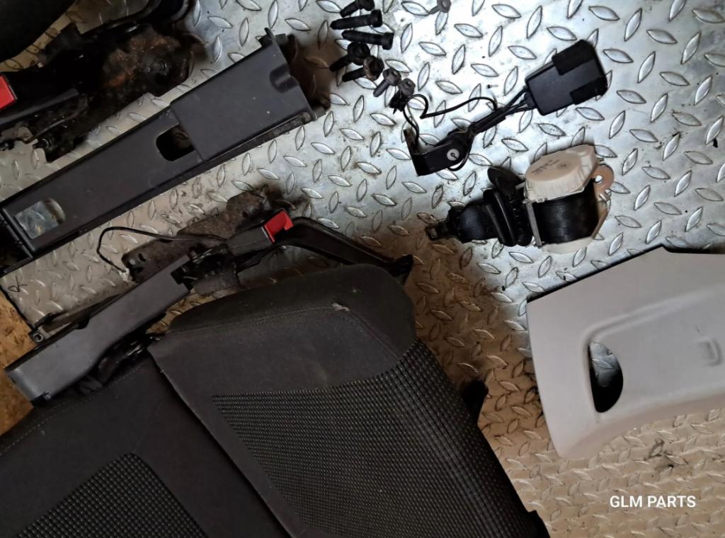 Peugeot 5008 I Zadné sedadlá v treťom rade, sada bezpečnostných pásov a praciek