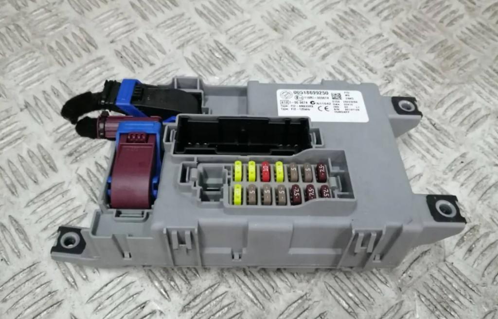 FIAT GRANDE PUNTO (199_) 2005 - 2022    1.4 (199AXB11, 199AXB1A, 199BXB1A, 199AXL1A) 57 kW  Modul BSI 00518699250 (Poistkové skrinky)