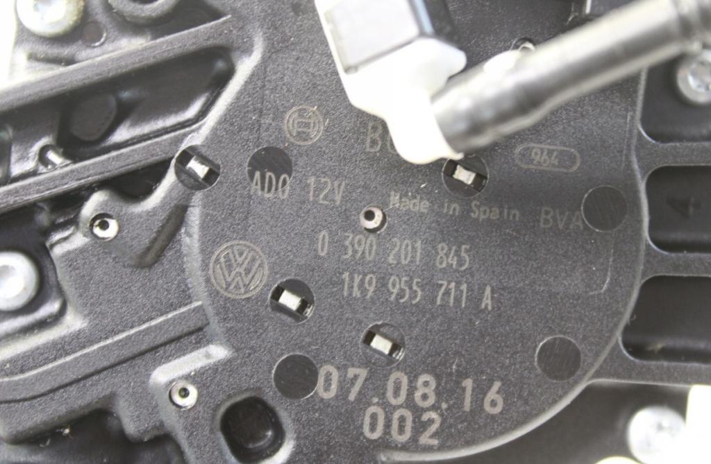 Volkswagen Golf VI  Motorček stieračov zad 1K9955711A