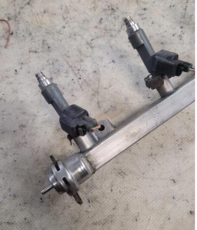 OPEL VECTRA C 2.0 T  lišta vstrekovacia 55556681 55559397   (Vstrekovacie lišty)