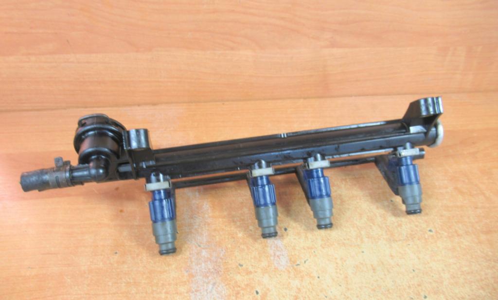 VW BORA (1J2) SEDAN 2000 85,00 2 - APK 1984,00 Lišta vstrekovacia 06A906031C (Vstrekovacie lišty)