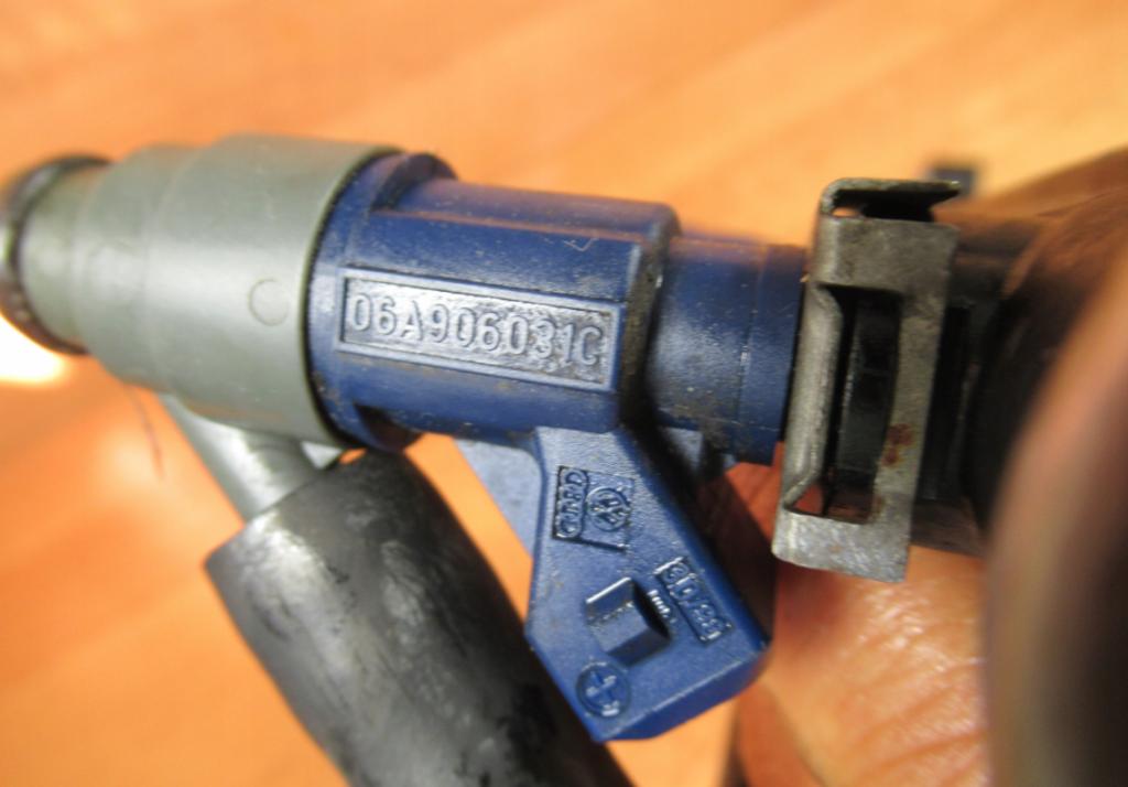 VW BORA (1J2) SEDAN 2000 85,00 2 - APK 1984,00 Lišta vstrekovacia 06A906031C (Vstrekovacie lišty)