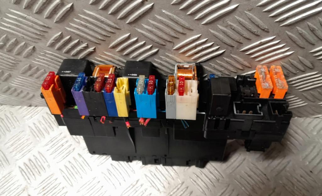 MERCEDES W220 TRIEDY S MODULU REGULÁTORA POISTKOVÁ SKRIŇKA A0325458332