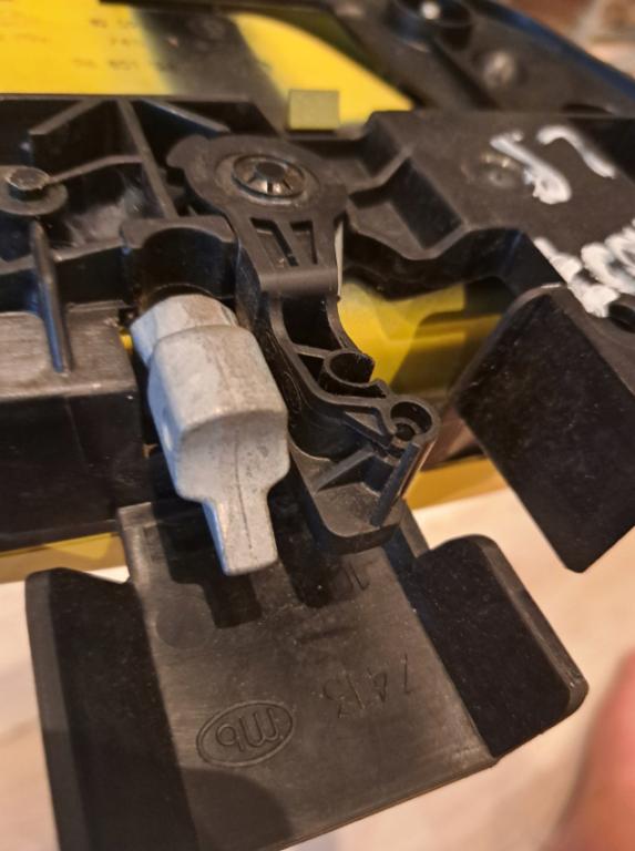 PEUGEOT 1007 (KM_) 2005 - 2022    1.6 16V 80 kW [109 KM] benzyna 2005 - 2022  Kľučka predný ľavá strana vonkajšia 9680112277 (Vonkajšie predné ľavé)