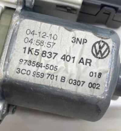 VW GOLF VI Variant (AJ5) 2009 - 2014 1.6 TDI 77 kW  motorček okna predný ľavy 1K5837401AR