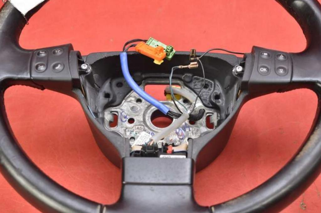 VW PASSAT B6 05-10 KOŽENÝ VOLANT MULTIFUNKČNÝ 3C0419091R