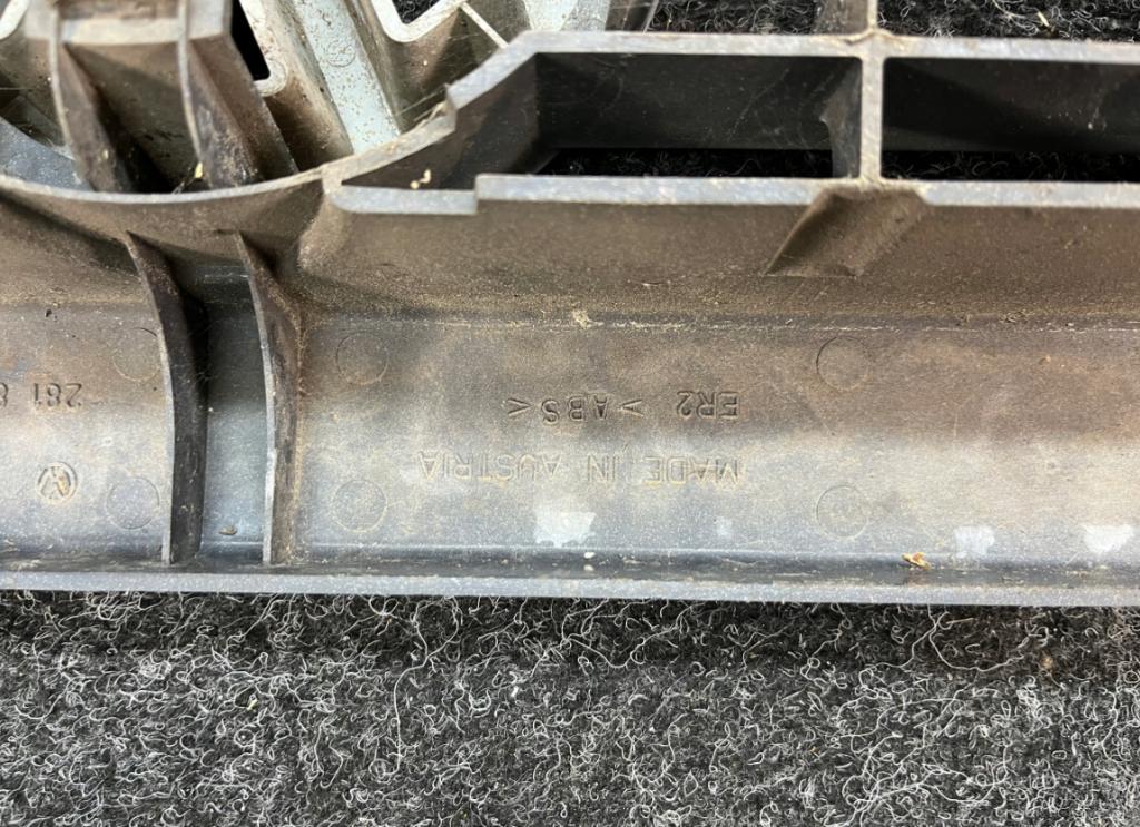 Volkswagen LT mriežka 281853653