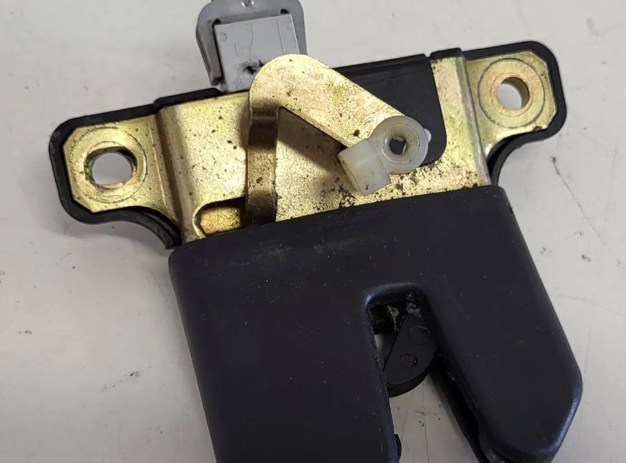 Audi A3 8L 1996-2003 zámok kufrové dvere zadné 8L0827505