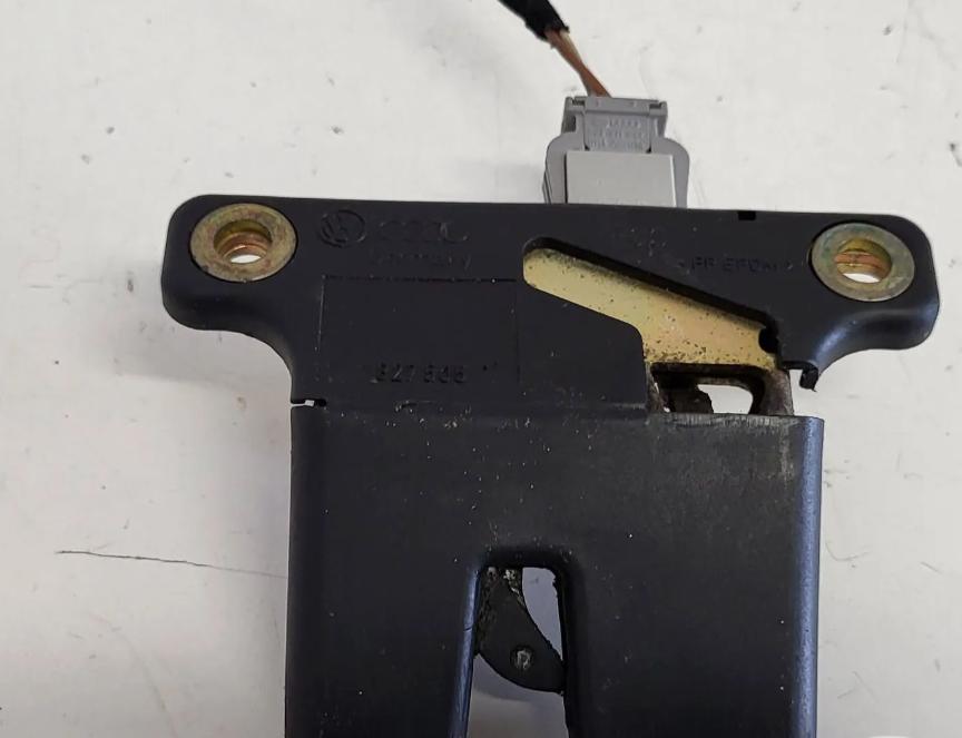 Audi A3 8L 1996-2003 zámok kufrové dvere zadné 8L0827505
