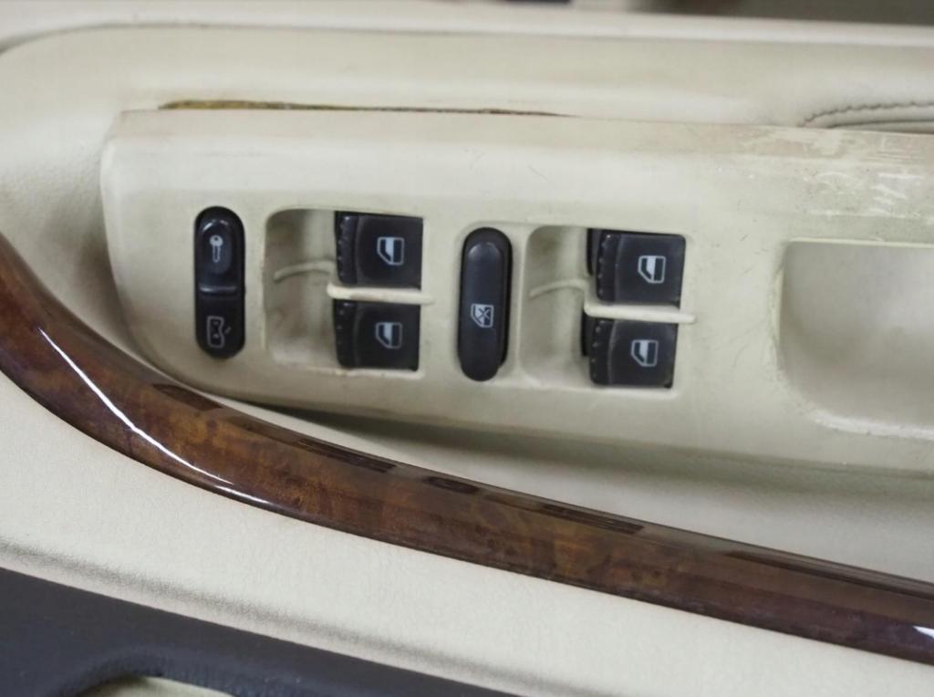 Skoda Superb 2002r  čalúnenie Dvere predný ľavy tapacír (Ostatné)