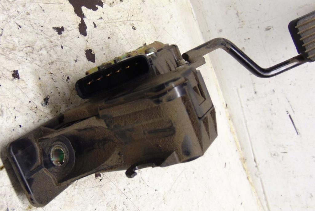 Mitsubishi Grandis  2006 100 kW 2.0TDI DID 136KM 03-11 2000 Potenciometer plynového pedálu APM30-005