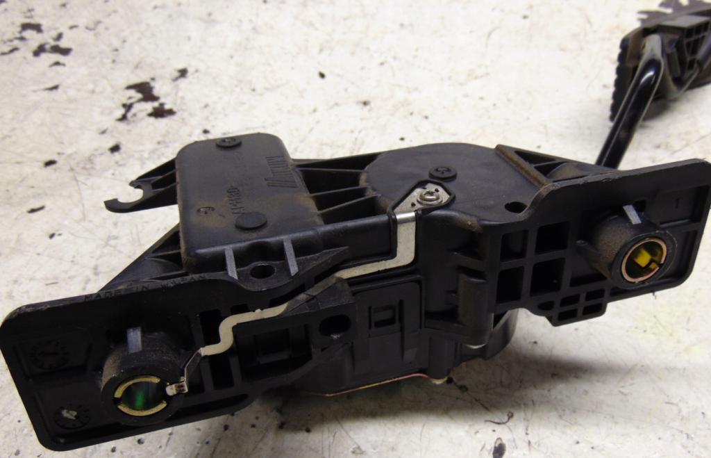 Mitsubishi Grandis  2006 100 kW 2.0TDI DID 136KM 03-11 2000 Potenciometer plynového pedálu APM30-005