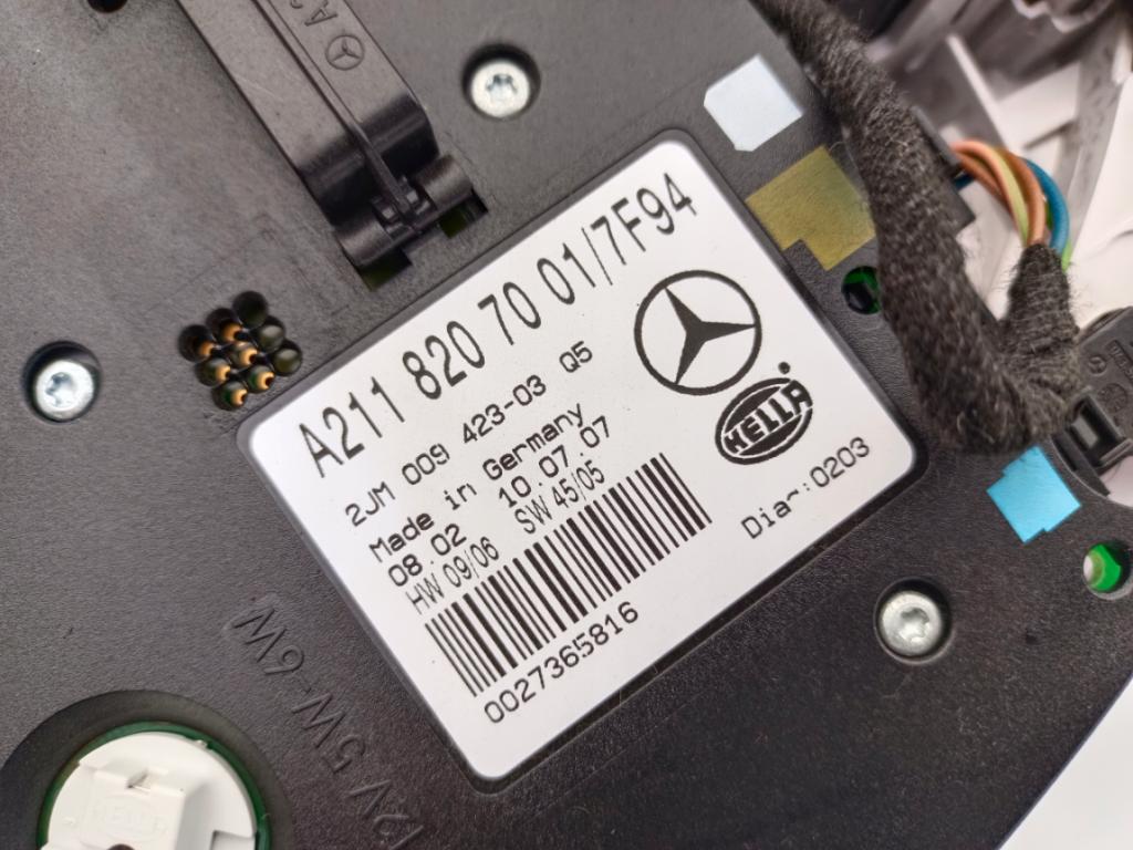 MERCEDES BENZ SVETLO SVETLA W211 ZDVÍHANIE STREDNÉHO ZRKADLA A2118207001