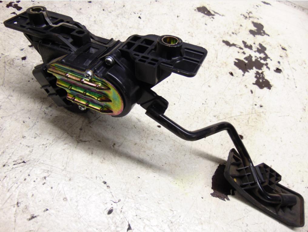 Mitsubishi Grandis  2006 100 kW 2.0TDI DID 136KM 03-11 2000 Potenciometer plynového pedálu APM30-005