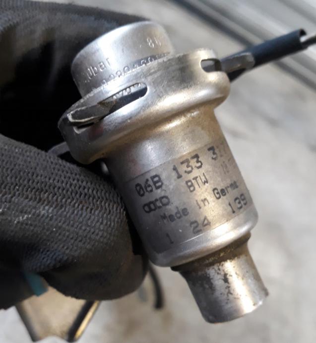 VW PASSAT B5 (3B2) 1996 - 2001    1.6 74 kW [101 KM] benzyna 1996 - 2000  Lišta vstrekovacia 06B133317A (Vstrekovacie lišty)