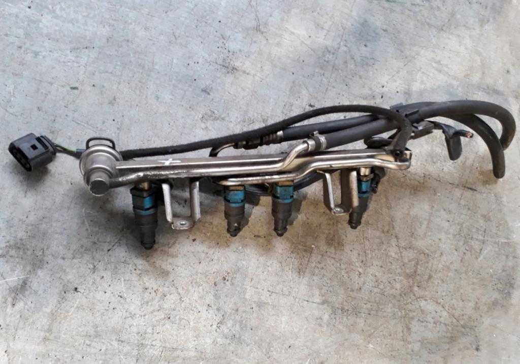 VW PASSAT B5 (3B2) 1996 - 2001    1.6 74 kW [101 KM] benzyna 1996 - 2000  Lišta vstrekovacia 06B133317A (Vstrekovacie lišty)