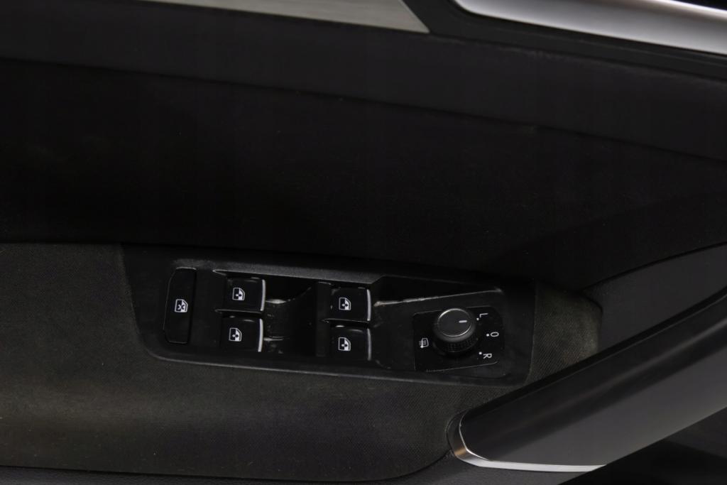 VW Touran 5TA tapicir predných ľavých dverí