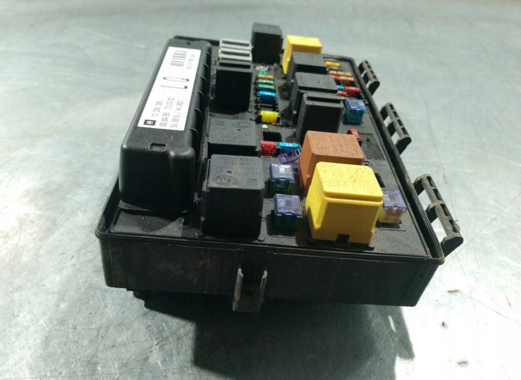 OPEL ZAFIRA B Nadwozie pełne/minivan (A05) 2005 - 2015    1.7 CDTI VAN (M75) 92 kW [125 KM] olej napędowy 20  Skrinka poistková 13268306LQ (Poistkové skrinky)