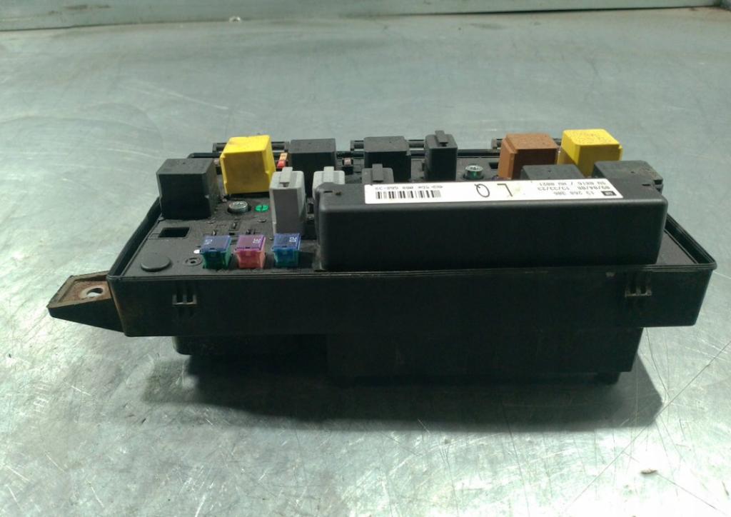 OPEL ZAFIRA B Nadwozie pełne/minivan (A05) 2005 - 2015    1.7 CDTI VAN (M75) 92 kW [125 KM] olej napędowy 20  Skrinka poistková 13268306LQ (Poistkové skrinky)