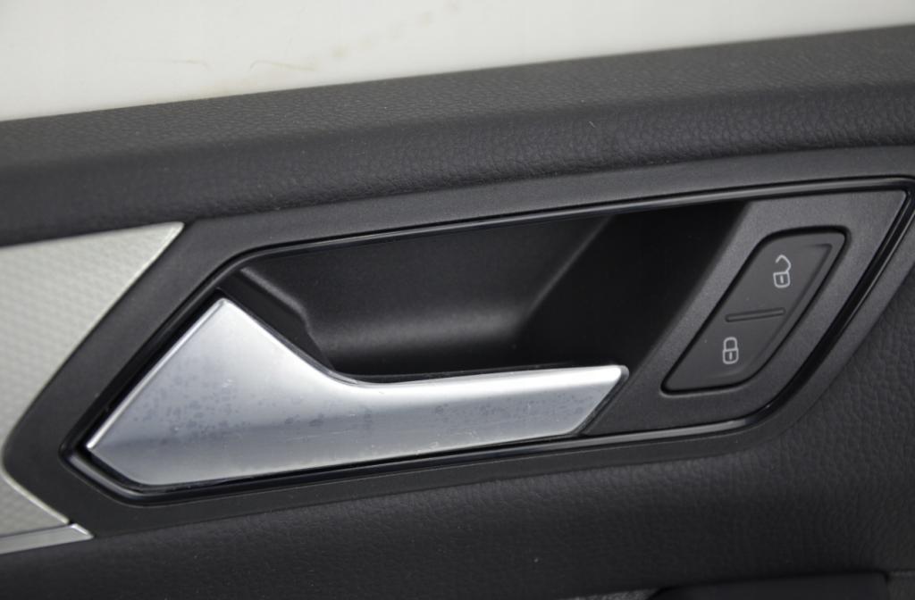 VW TOURAN 5TA ČALÚNENIE DVERÍ PREDNÉ ZADNÉ 5TA867012 5TA867011