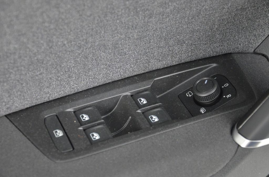VW TOURAN 5TA ČALÚNENIE DVERÍ PREDNÉ ZADNÉ 5TA867012 5TA867011