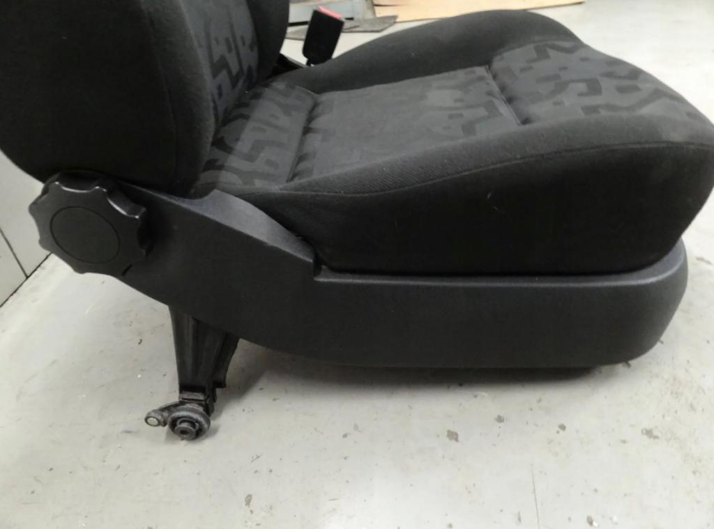 VOLKSWAGEN GOLF IV 2006 74KW IV 1896 Sedadlo pravy