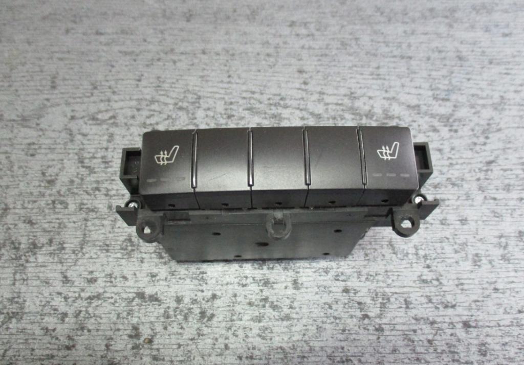 MERCEDES-BENZ A180 CDI   2009 109 kW      1991 prepínač ohrievania, vyhrievania sedačky 1698702310
