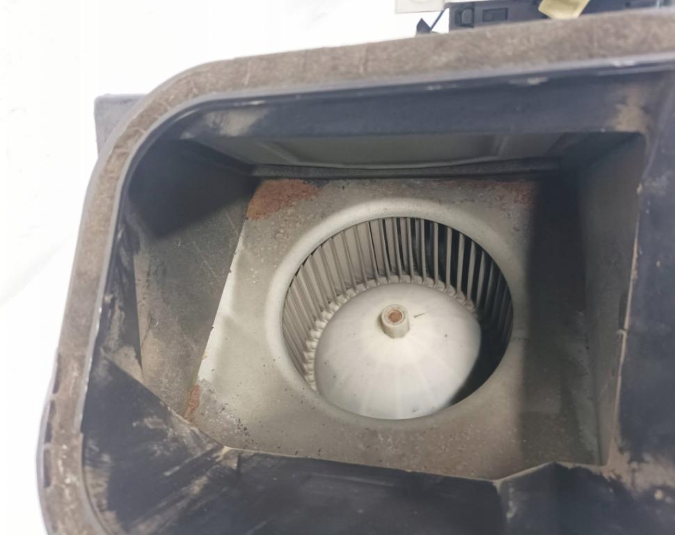 NISSAN TERRANO II (R20) TERENOWY 2005 92,00 2.7 TDi 4WD 125 - TD27TI 2664,00 Ventilátor vetráku 0130111153