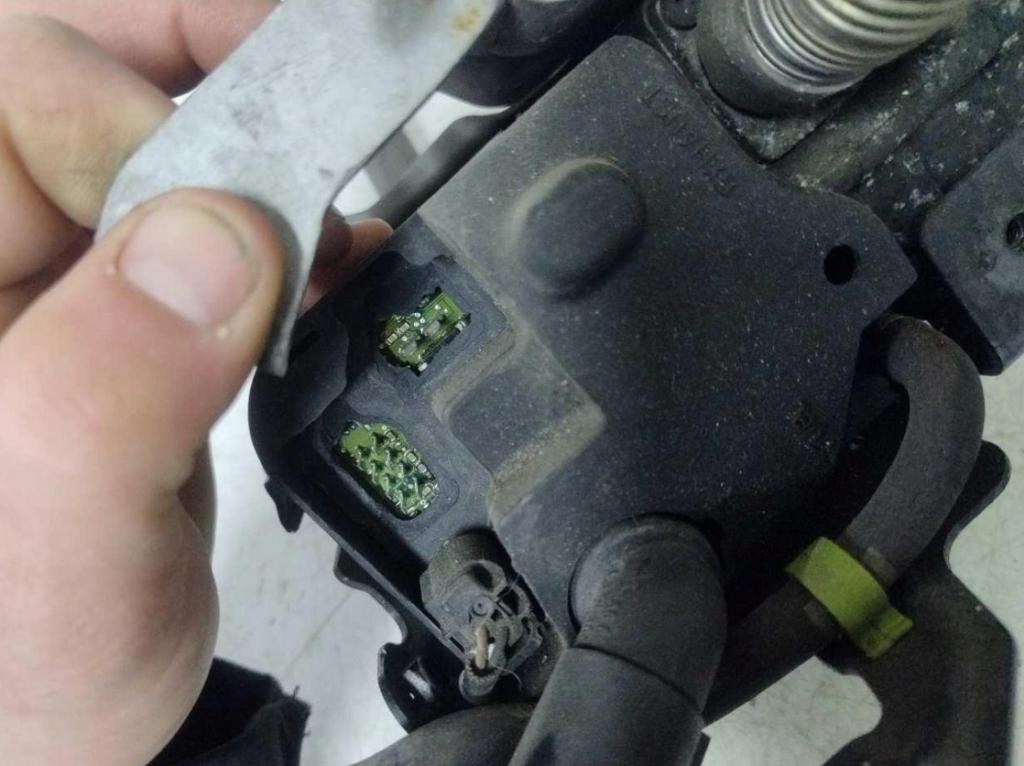 VW TOURAN (1T1, 1T2) 2003 - 2010    1.9 TDI 77 kW [105 KM] olej napędowy 2003 - 2010  Pumpa Webasto 1K0815065R