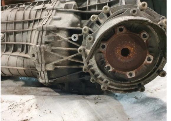AUDI A4 B9 2016r  Kod Motora DEUA  prevodovka  PHN  - slaby unik oleja na olejovej vani