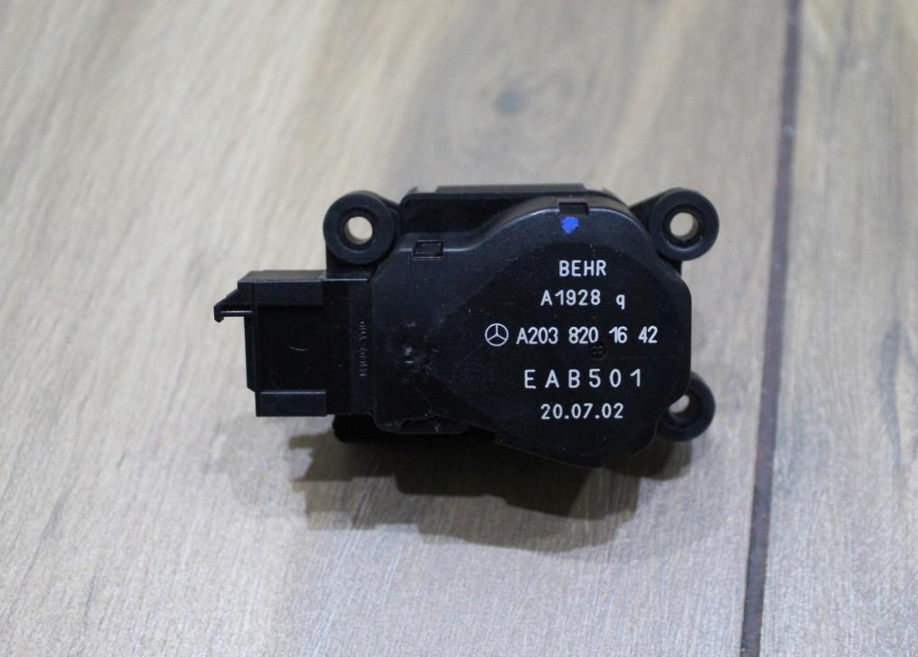 Mercedes W203,motorcek ohrievania A2038201642