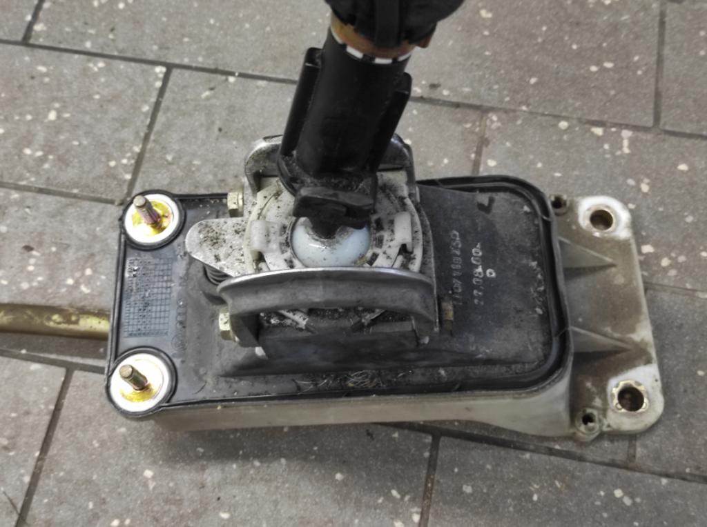 AUDI A3 (8L1) 1996 - 2006    1.6 74 kW [101 KM] benzyna 1996 - 2003  Kulisa 1J0711149 (Rýchlostné páky / kulisy)