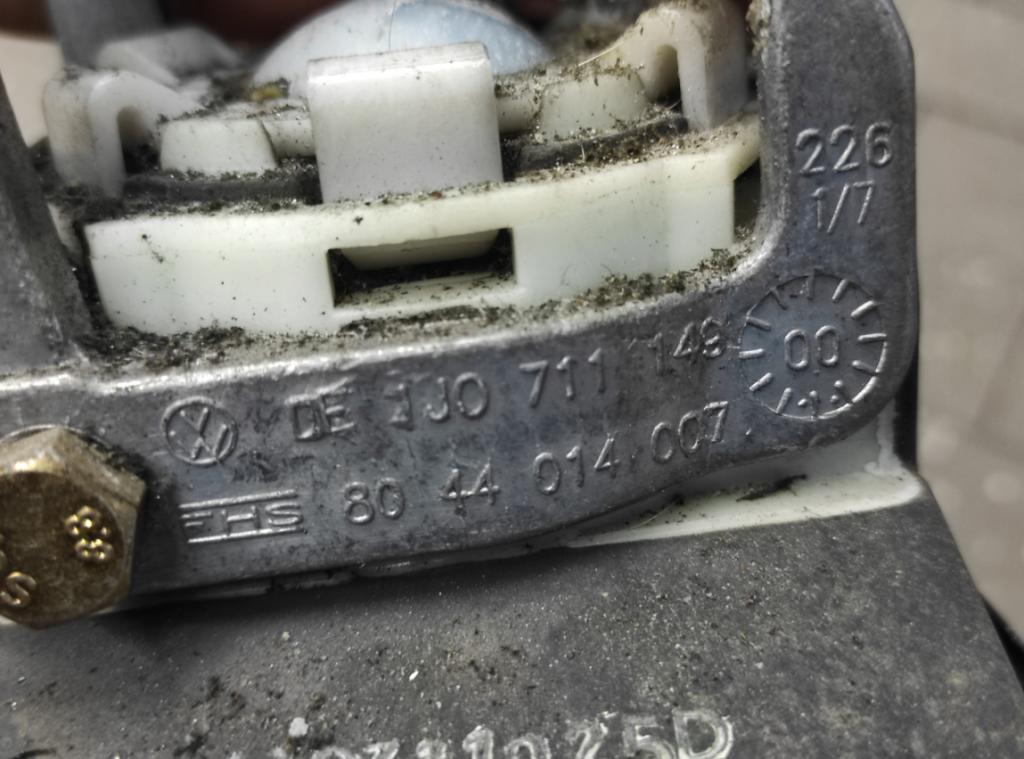 AUDI A3 (8L1) 1996 - 2006    1.6 74 kW [101 KM] benzyna 1996 - 2003  Kulisa 1J0711149 (Rýchlostné páky / kulisy)