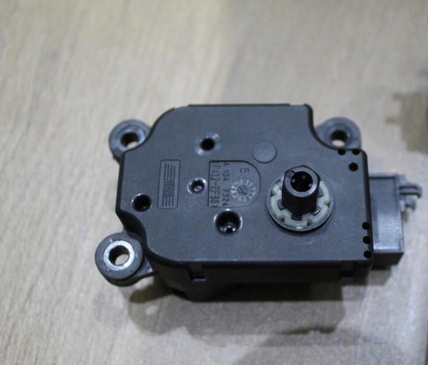 Mercedes W203,motorcek ohrievania A2038201642