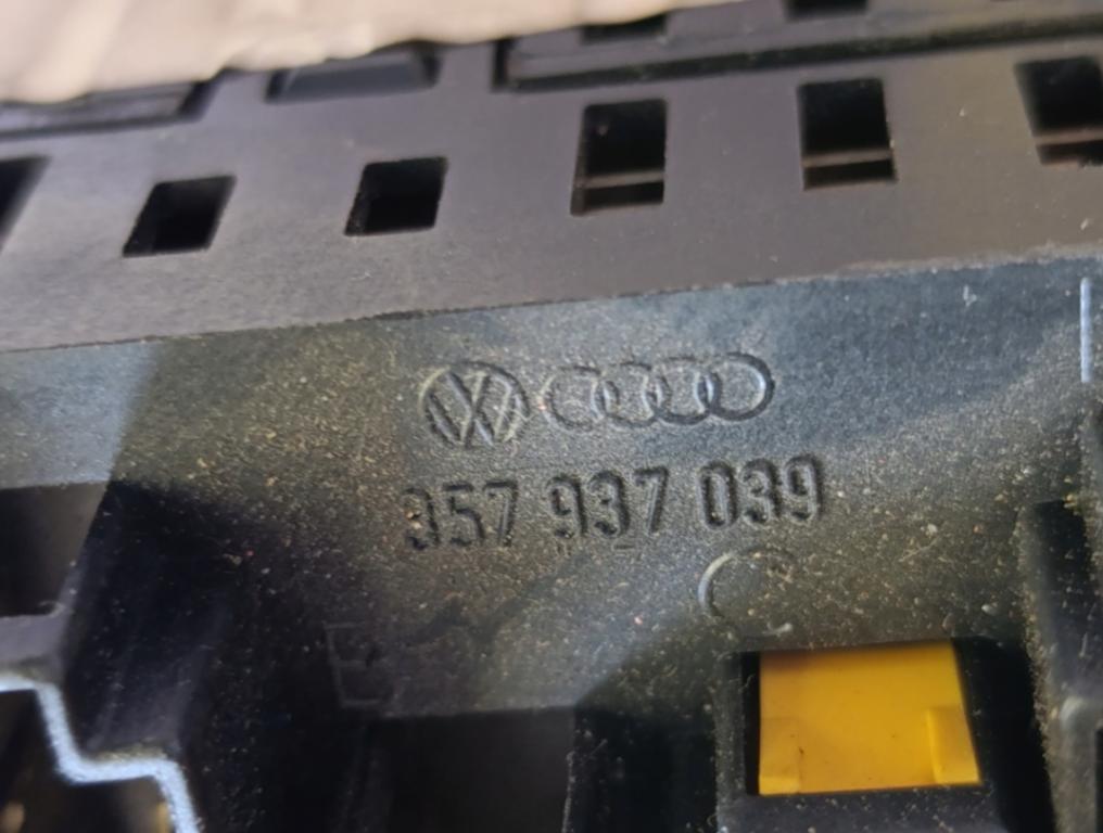 VW Skrinka poistková 357937039