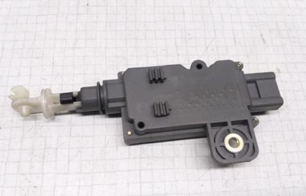 Nissan Almera N16 motorcek centralneho zamka 90550BM600