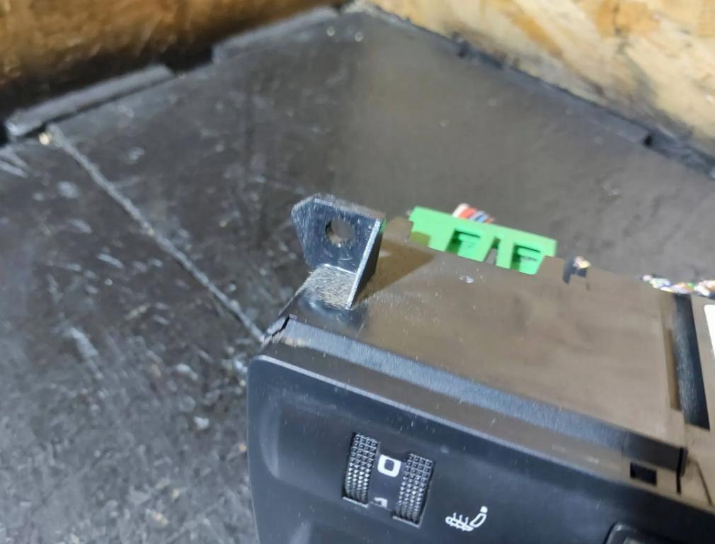 Audi A6 C5 1997-2004 2.5 tdi 179KM manual 132 kW 2496 cm3 5- panel kúrenia 4B0820043Q